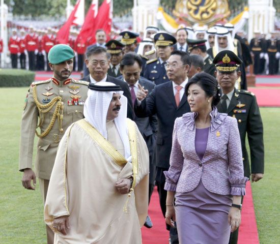 جلالة الملك خلال توجهه لعقد مباحثات مع رئيسة وزراء تايلند