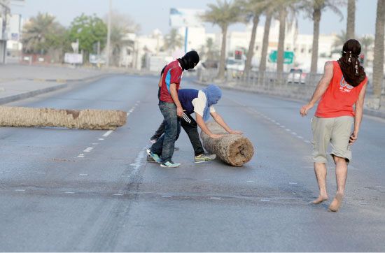 محتجون يقطعون أحد الطرق العامة بجدوع النخيل