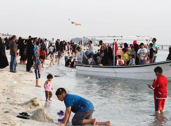 عوائل بحرينية تستمتع على ساحل المالكية