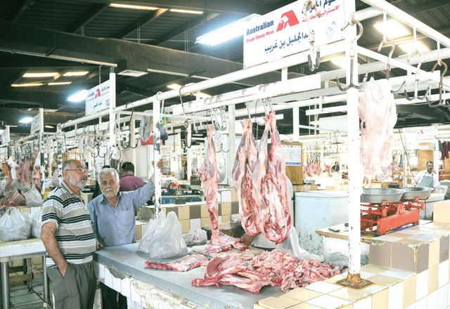 سوق اللحوم في المنامة تشكو من غياب الثلاجات اللازمة لمنع فساد اللحوم - تصوير : عقيل الفردان