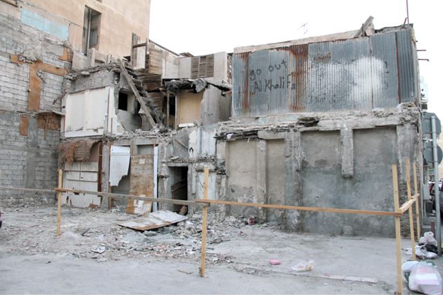 أحد المنازل المهجورة الآيلة للسقوط في المنامة بمجمع 302 والذي تهاوت أجزاء منه خلال الأمطار نهاية الأسبوع الماضي