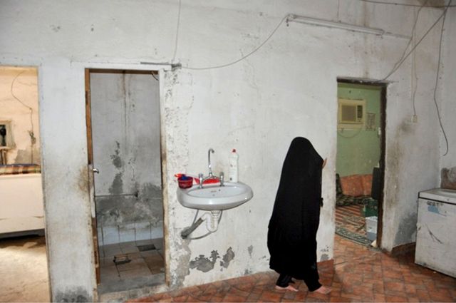 امرأة طاعنة في السن تنتظر منزلاً لائقاً للعيش فيه