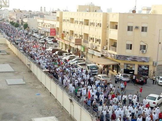 حشود من جماهير المعارضة خلال تظاهرة يوم أمس