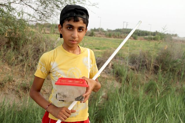 الفتى محمد أحمد عيسى مع أدوات صيده
