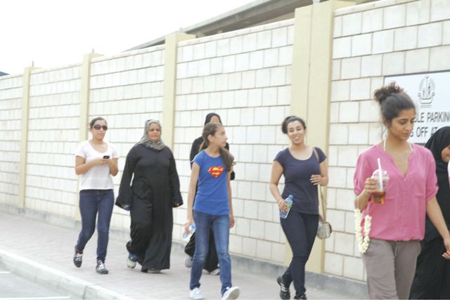 مشاركة واسعة للمواطنين والمقيمين في مهرجان «المشي من أجل مرضى السرطان» الذي نظم في قرية سار أمس