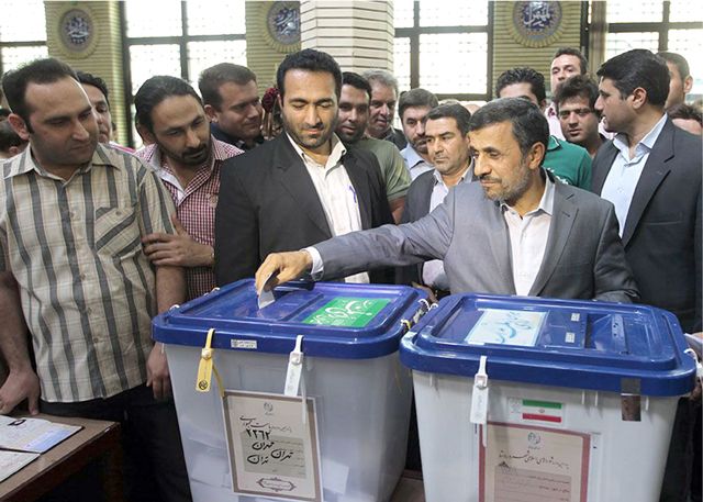 الرئيس الإيراني «السابق» محمود أحمدي نجاد يدلي بصوته في الانتخابات الرئاسية