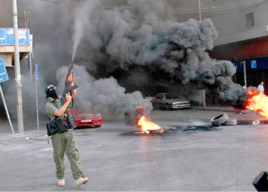 أحد أنصار أحمد الأسير يطلق النار في الهواء أثناء اشتباكات أمس