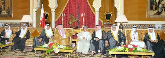 وزير الخارجية مُرحِّباً بنظرائه الخليجيين  لدى وصولهم البحرين أمس