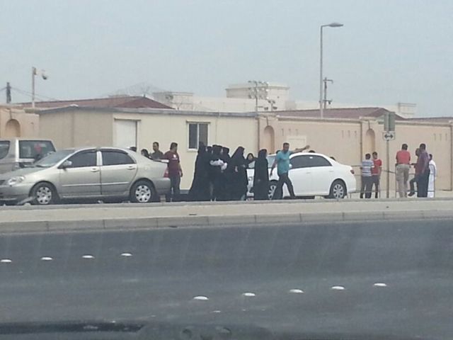عدد من أهالي المعتقلين بعد خروجهم أمس من سجن «الحوض الجاف»