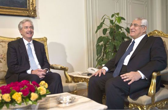 الرئيس المصري المؤقت عدلي منصور مجتمعاً مع نائب وزيرة الخارجية الأميركية وليام بيرنز في القاهرة - afp