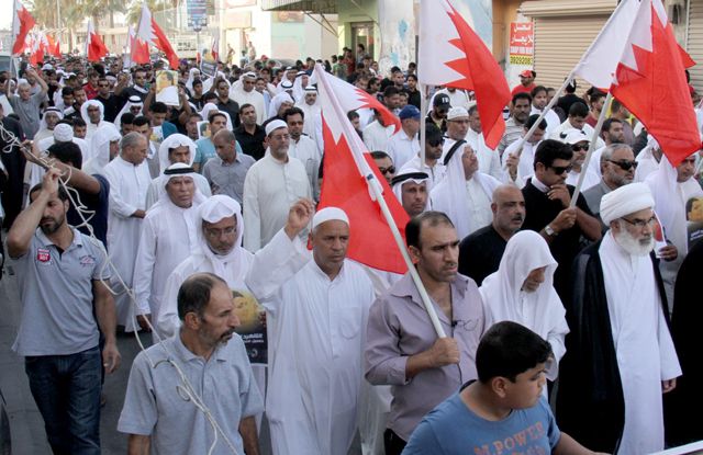  جموع شاركت في تشييع جثمان حسين في المالكية	 - تصوير : محمد المخرق