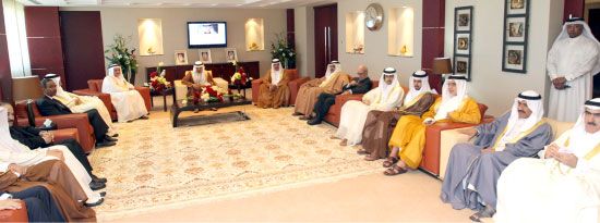 رئيس الوزراء لدى زيارته غرفة تجارة وصناعة البحرين - بنا