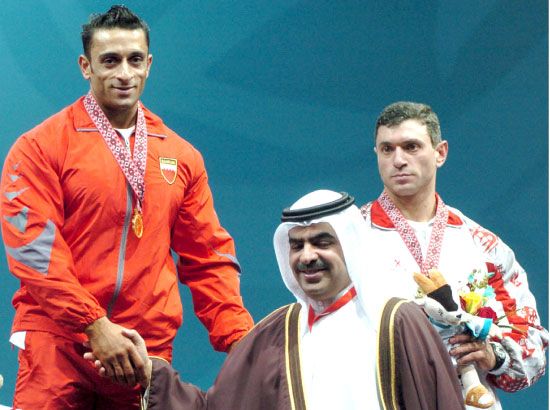 ... ويصافح البطل طارق الفرساني الفائز بالميدالية الذهبيةفي البطولة الآسيوية