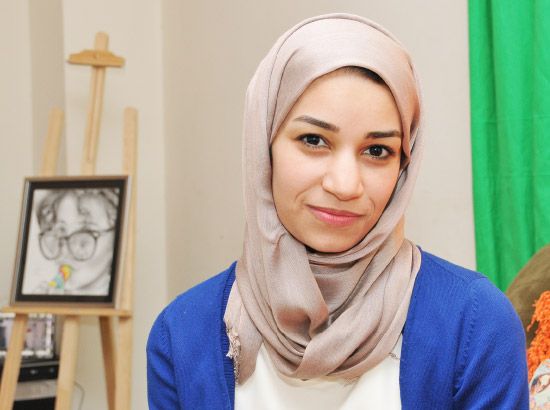زهراء رسامة شخصيات تسعى لإنشاء مركز لتعليم الفنون- تصوير عقيل الفردان