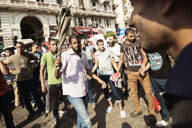 مؤيدو الرئيس محمد مرسي يتظاهرون خارج المحكمة العليا في القاهرة - AFP