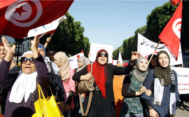 مناصرات لحركة النهضة يشاركن في تظاهرة بمناسبة «يوم المرأة التونسية» - REUTERS