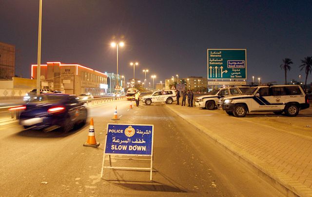 إحدى نقاط التفتيش التي نصبتها الشرطة في المنامة - REUTERS