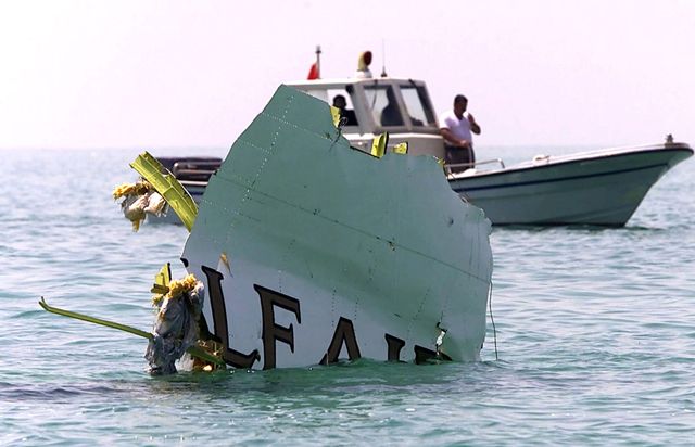 تحطمت الطائرة بعد سقوطها في البحر ما ادى لمقتل جميع ركابها