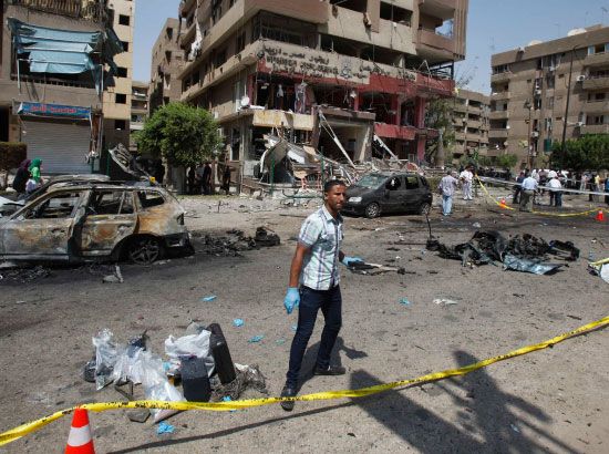 شرطي بلباس مدني يتفقد موقع انفجار قرب منزل وزير الداخلية المصري - reuters