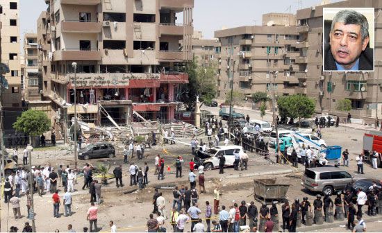 الشرطة المصرية تعاين موقع الانفجار... وفي الإطار وزير الداخلية محمد إبراهيم - reuters