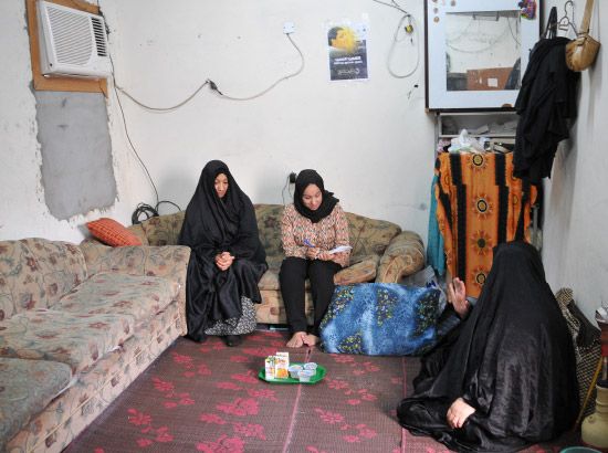 والدة حسين منصور تحكي بدموعها المأساة التي تعيشها-تصوير عقيل الفردان