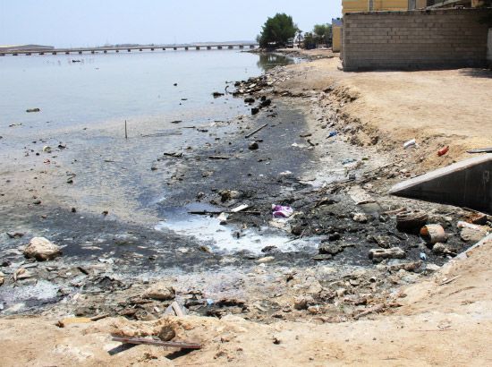 مطالبات بتحسين جريان المياه في خليج توبلي لينعكس ذلك إيجابياً على ساحل المعامير-تصوير محمد المخرق