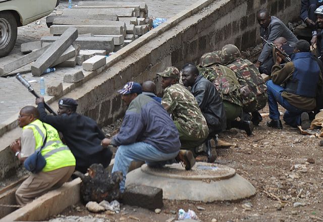 أفراد من الأمن الكيني يجلسون وراء ساتر استعداداً للمعركة النهائية مع المسلحين داخل مجمع ويست غيت