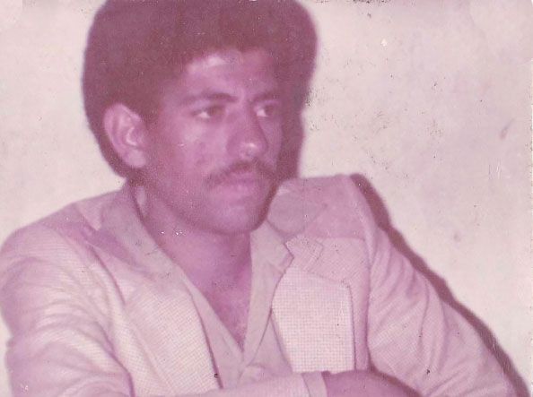 صورة والد شينا التي تحتفظ بها