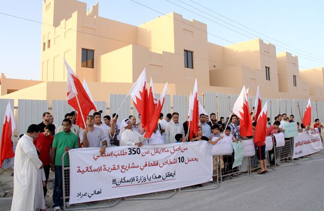 أهالي عراد عبّروا عن امتعاضهم «التزام وزارة الإسكان بالصمت إزاء سبب الاعتصام الذي نظم قبل أكثر من أسبوع» - تصوير : محمد المخرق