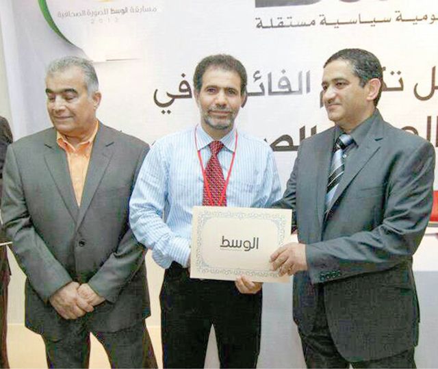 استلام والد حسين للشهادة التكريمية لمسابقة «الوسط»