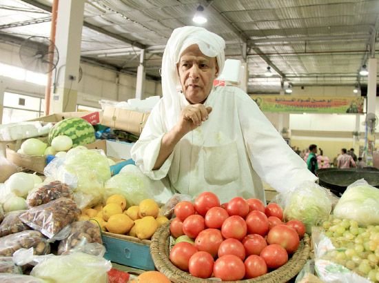 ميرزا الحسن يشكو من قلة المترددين على السوق بسبب عدم تكييف المحل