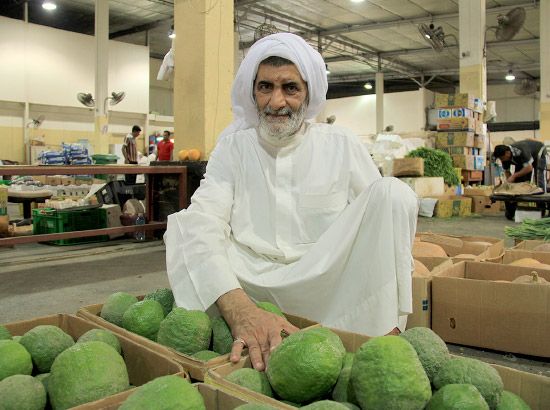 الحاج عبدالله الصفار يعرض المنتجات البحرينية في سوق المنامة-تصوير محمد المخرق