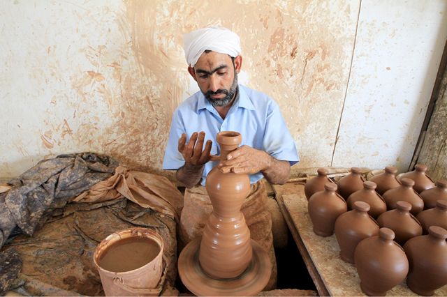 أحد العاملين في مصانع الفخار