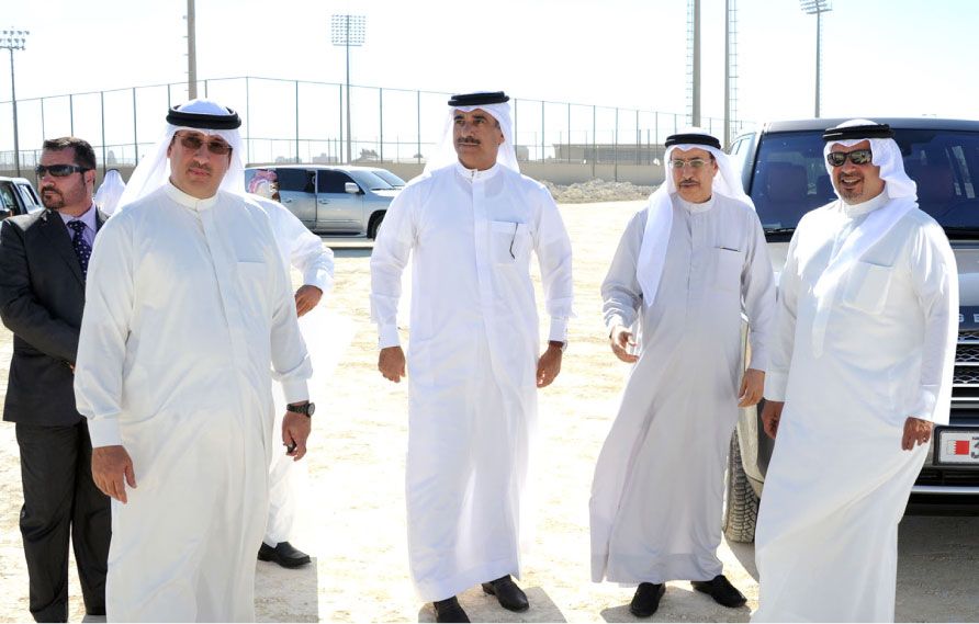 سمو ولي العهد في موقع مشروع سترة الإسكاني