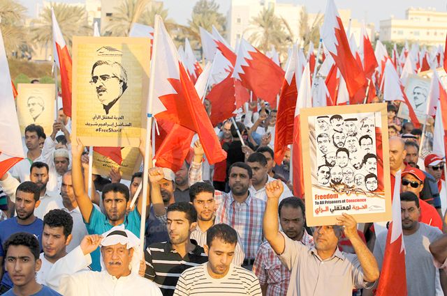 المشاركون في التظاهرة حملوا أعلام البحرين وصوراً للمعتقلين - REUTERS