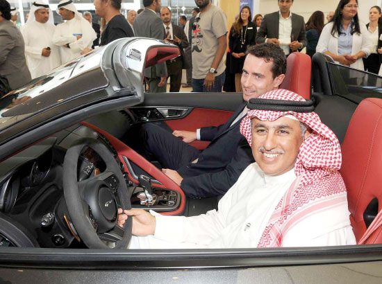 زايد الزياني اثناد تدشينه سيارة جاكور F-TYPE الجديدة