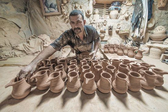 صورة التقطها المصور حسن عبدالله لصناعة الفخار في قرية عالي