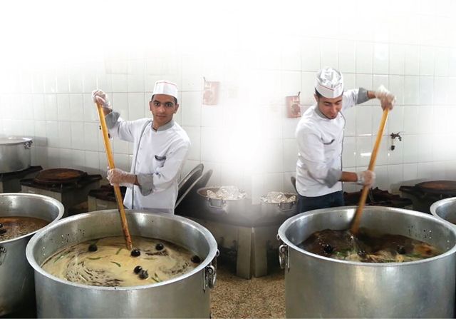 عبدالله وعلي المدوب يمارسان عملهما في الطبخ بعد أن ضاقت بهما السبل للعمل كمهندسَين للطيران
