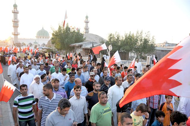 المشاركون في مسيرة الجمعيات السياسية المعارضة رفعوا أعلام البحرين وصور المعتقلين - تصوير : أحمد آل حيدر