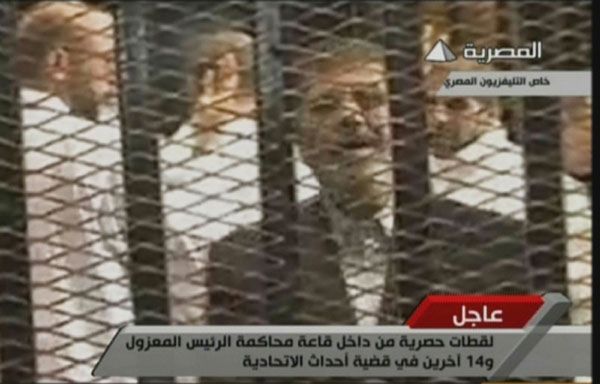 الرئيسي المعزول محمد مرسي أثناء محاكمته اليوم