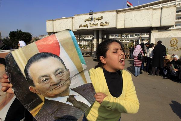 إحدى أنصار الرئيس المخلوع مبارك خارج المحكمة  (أرشيفية)