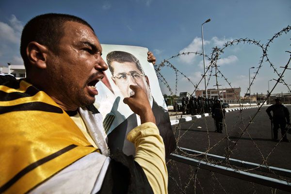 أحد أنصار الرئيس المعزول مرسي خارج المحكمة اليوم