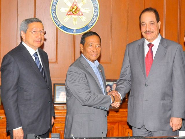 وزير العمل ملتقياً نائب رئيس الفلبين في مانيلا