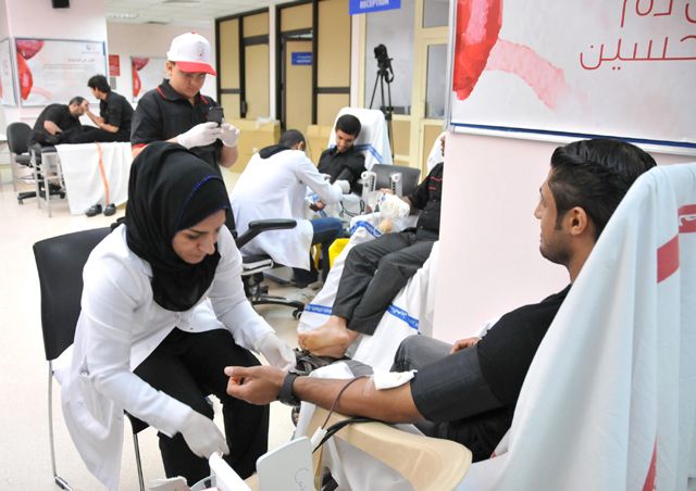 حملة الإمام الحسين للتبرع بالدم بدأت عند الساعة الواحدة ظهراً وانتهت عند الحادية عشر من مساء يوم أمس (الأربعاء) - تصوير : أحمد آل حيدر
