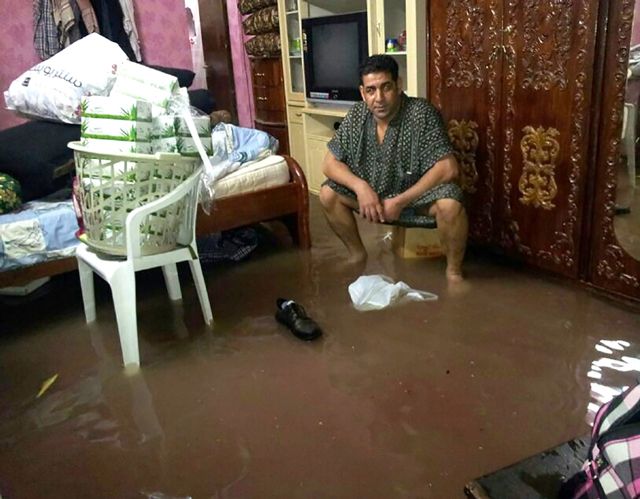 أثاث المنزل غرق بمياه الأمطار وأفراد العائلة أصبحوا في حيرة من أمرهم
