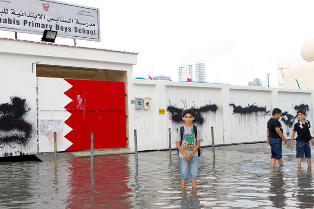 خلفت الأمطار الغزيرة التي شهدتها البحرين أمس أضراراً مختلفة في مواقع متفرقة شملت الطرق والمنازل والمدارس