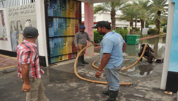 عملية شفط المياه من أحد المدارس 