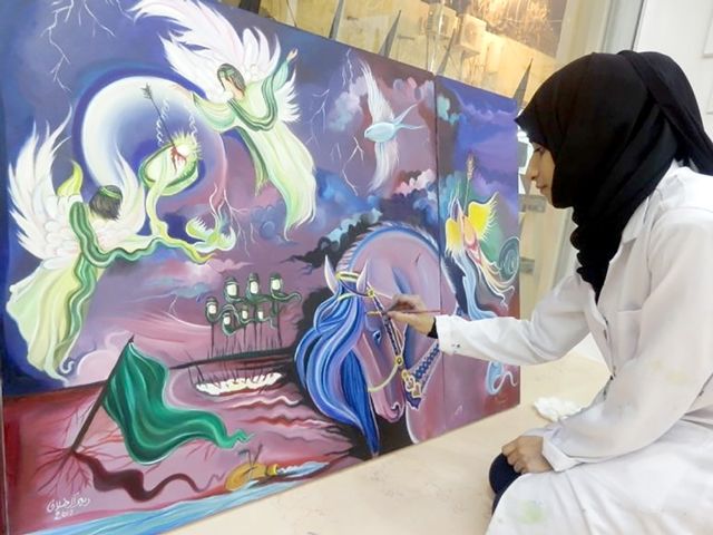 الفنانة ريم محمد مندجمة في رسم لوحتها في المرسم