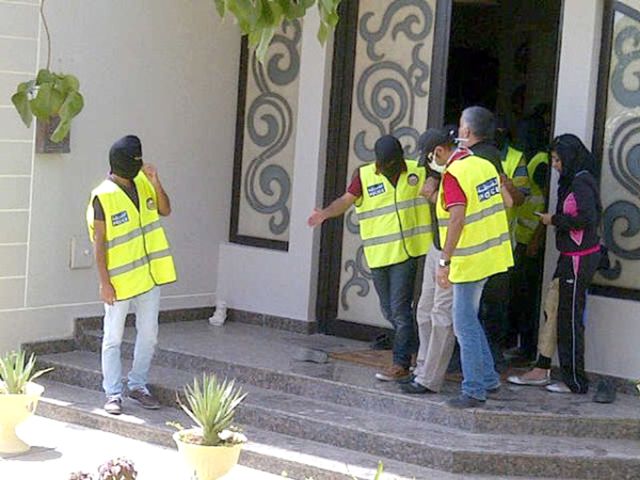 لحظة اعتقال نبيل رجب من منزله في بني جمرة في يوليو 2012	         	     (صورة ارشيفية)