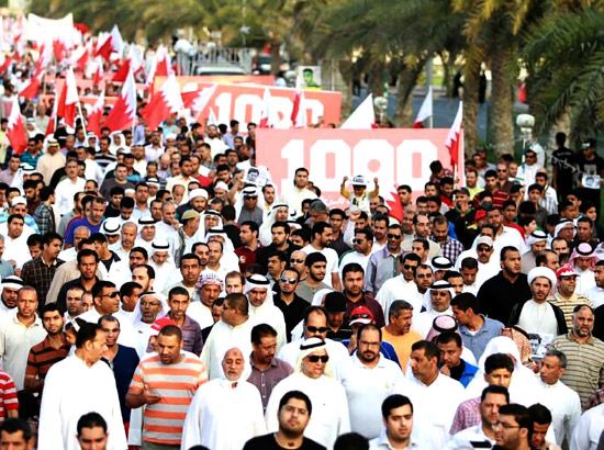 الحشود المشاركة حملت في التظاهرة أعلام البحرين ولافتات خُطَّ عليها الرقم 1000